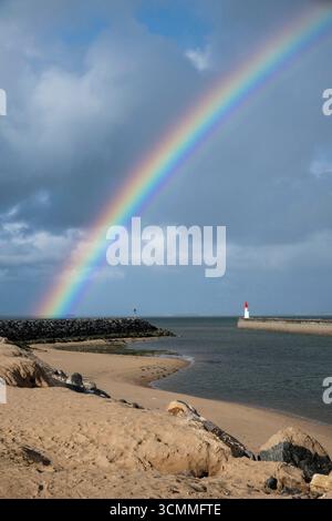 Arc-en-ciel au-dessus de l’île d’Oléron et Fort Boyard au loin, vu de la pointe de la Perrotine Banque D'Images
