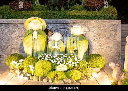 Famille avec enfants, visitant le Pont d'Or avec de grandes mains dorées le tenant à Da Nang, Ba Ha Hills destination de voyage, Vietnam Summertime sur su Banque D'Images