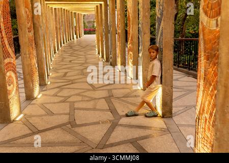 Famille avec enfants, visitant le Pont d'Or avec de grandes mains dorées le tenant à Da Nang, Ba Ha Hills destination de voyage, Vietnam Summertime sur su Banque D'Images