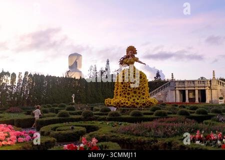 Famille avec enfants, visitant le Pont d'Or avec de grandes mains dorées le tenant à Da Nang, Ba Ha Hills destination de voyage, Vietnam Summertime sur su Banque D'Images