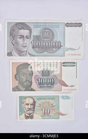Billets de banque en dinars yougoslaves non circulés de l'inflation des années 1990 Banque D'Images