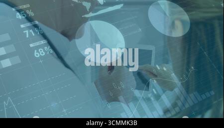 Analyse des analystes métiers examen des superpositions de données financières lors d'une réunion de bureau avec un stylet de tablette Banque D'Images