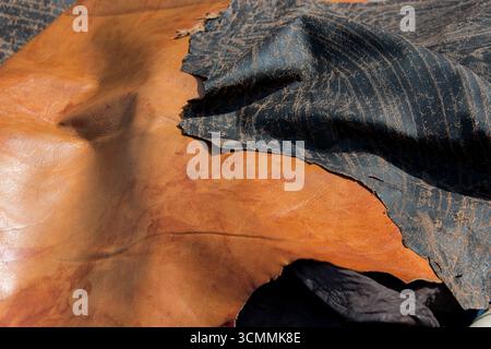cuir, rouleaux de cuir, peaux, matériel en cuir, articles en cuir, artisanat, artisan, fait à la main, tannerie, matériel naturel, rembourrage, design materi Banque D'Images