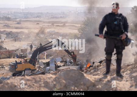 Néguev, Israël. 17 septembre 2025. Un véhicule de construction de la police et des forces de sécurité israéliennes démolit un village de beduin dans la région du Néguev. Crédit : ILIA YEFIMOVICH/dpa/Alamy Live News Banque D'Images
