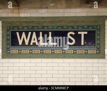 Wall Street Subway Sign - panneau En mosaïque carrelée pour la station de métro Wall Street à New York, un quartier financier clé et un terrain urbain historique Banque D'Images