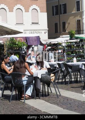 Cremona, Italie - 3 septembre 2025 Summertime Outdoor Cafe scène dans le centre historique de Crémone Lombardie Italie avec des gens appréciant conversation a Banque D'Images
