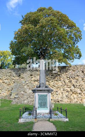 Tonbridge, Kent, Royaume-Uni. Boer War Memorial entre la promenade au bord de la rivière et le mur du château de Tonbridge - aux 24 'Townsmen de Tonbridge et Old Boys of Banque D'Images