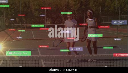 Femmes marchant portant des vêtements de sport blancs sur le court de tennis passé net avec des raquettes, icônes sociales flottant Banque D'Images