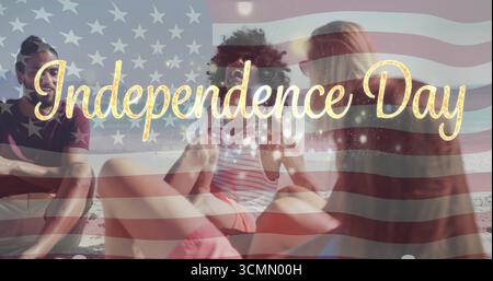 Trois amis assis sur la plage, montrant une superposition de drapeaux américains et un texte lumineux du jour de l'indépendance Banque D'Images