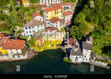 Vue aérienne de la petite ville de Nesso, construite sur la gorge appelée du même nom. Nesso, lac de Côme, province de Côme, Lombardie, Italie, Europe. Banque D'Images