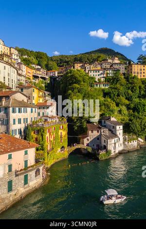 Vue aérienne de la petite ville de Nesso, construite sur la gorge appelée du même nom. Nesso, lac de Côme, province de Côme, Lombardie, Italie, Europe. Banque D'Images