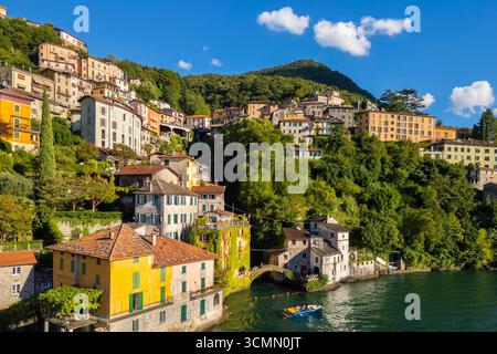 Vue aérienne de la petite ville de Nesso, construite sur la gorge appelée du même nom. Nesso, lac de Côme, province de Côme, Lombardie, Italie, Europe. Banque D'Images
