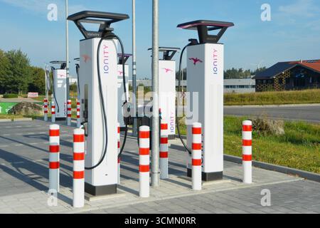 Ladepark für E-Autos. IONITY Ladesäule für Elektroautos. Die Ionity GmbH ist eine Gesellschaft zum Betrieb eines Netzes von Ladestationen für Elektroautos entlang europäischer Autobahnen. Mehrere Automobilhersteller haben den Ladeinfrastruktur-Anbieter -CPO charge point Operator - Ionity 2017 mit dem Ziel gegründet, Elektromobilität für ihre neu aufzulegenden Fahrzeuge langstreckentauglich zu machen. Die erste Aufbauphase von 400 Standorten, an denen - an Ladesäulen für sogenanntes High-Power-Charging - kurz HPC - mehrere Fahrzeuge gleichzeitig mit bis zu 350 kW Ladeleistung aufgeladen werden Banque D'Images