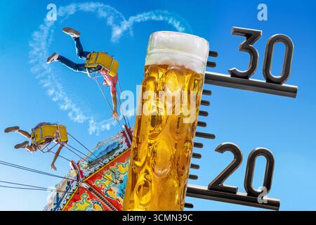 Traumwetter beim Wiesnstart am Samstag : Temperaturen bis 30 Grad, Symbolfoto, Bierkrug als Thermometer vor Karussell mit Wiesnherz, Oktoberfest 2025, München, September 2025 Deutschland, München, septembre 2025, Wiesnstart BEI Traumwetter, Temperaturen bis zu 30 Grad verspricht der Wetterbericht für Samstag, Symolfoto Bierkrug als Thermometer mit Wiesn-Herz von Kunstflieger Sascha Odermann, Karussell, Rekordtemperatur, AM 20. Septembre mittags startet das Oktoberfest 2025, Wiesnwetter, schönes Wetter, blauer Himmel, Fotomontage, Bayern, bayerisch, *** temps de rêve au Wiesn départ sur Saturd Banque D'Images