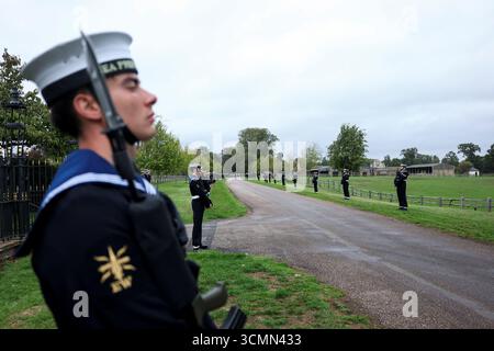 Les membres de la Royal Navy Ceremonial Guard tracent le parcours avant le cortège de calèche vers le château de Windsor, dans le Berkshire, avant l'accueil cérémoniel du premier jour de la deuxième visite d'État du président américain au Royaume-Uni. Date de la photo : mercredi 17 septembre 2025. Banque D'Images