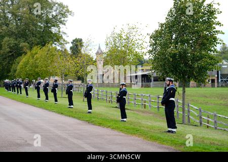 Les membres de la Royal Navy Ceremonial Guard tracent la route avant le cortège de calèche vers le château de Windsor, dans le Berkshire, en préparation de l'accueil cérémoniel le premier jour de la deuxième visite d'État du président américain au Royaume-Uni. Date de la photo : mercredi 17 septembre 2025. Banque D'Images