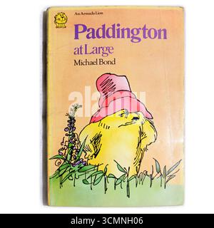 Paddington at large - par Michael Bond. Photographie de couverture de livre de poche sur fond clair Banque D'Images