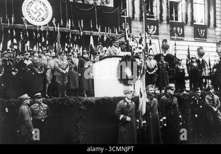 Le chancelier du Reich Adolf Hitler s'adresse à la foule rassemblée. Les porte-étendards sont visibles, Coburg 1937 Banque D'Images