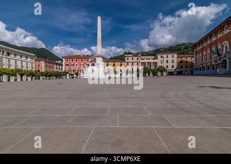 Piazza Aranci est une place dans le centre historique de Massa, en Italie Banque D'Images