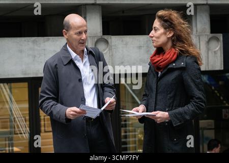 Londres, Royaume-Uni. 17 septembre 2025. Les parents activistes pour le climat de Mothers Rise Up, accompagnés par l’orchestre de chambre Camerata of London, font pression sur un événement d’investisseurs de la Lloyd’s of London et appellent au désinvestissement des combustibles fossiles qui causent le chauffage de la planète. Les parents ont déplié les délégués appelant à la fin de la souscription de nouveaux combustibles fossiles et à un passage plus rapide aux entreprises d'énergie propre, pour la protection des enfants et de l'environnement. Crédit : Ron Fassbender/Alamy Live News Banque D'Images