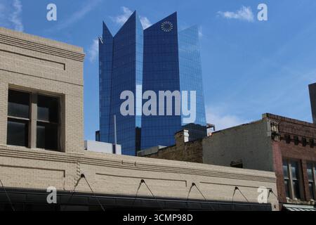 San Antonio, États-Unis. 16 septembre 2025. Vue extérieure de la Frost Tower à San Antonio, Texas, États-Unis, le 16 septembre 2025. Frost Tower est le siège de Frost Bank. Le bâtiment a été conçu par Pelli Clarke Pelli Architects. Lors de son ouverture en 2019, il était le premier immeuble de bureaux de grande hauteur construit dans le centre-ville de San Antonio depuis 1989. (Photo de Carlos Kosienski/Sipa USA) crédit : Sipa USA/Alamy Live News Banque D'Images