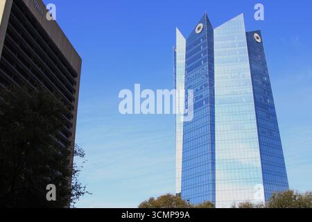 San Antonio, États-Unis. 16 septembre 2025. Vue extérieure de la Frost Tower à San Antonio, Texas, États-Unis, le 16 septembre 2025. Frost Tower est le siège de Frost Bank. Le bâtiment a été conçu par Pelli Clarke Pelli Architects. Lors de son ouverture en 2019, il était le premier immeuble de bureaux de grande hauteur construit dans le centre-ville de San Antonio depuis 1989. (Photo de Carlos Kosienski/Sipa USA) crédit : Sipa USA/Alamy Live News Banque D'Images