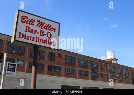 San Antonio, États-Unis. 16 septembre 2025. Une enseigne et une vue extérieure du centre de distribution Bill Miller Bar-B-Q au centre-ville de San Antonio, Texas, États-Unis, le 16 septembre 2025. Le restaurant Bill Miller Bar-B-Q compte plus de 70 établissements à San Antonio, Austin et Corpus Christi. (Photo de Carlos Kosienski/Sipa USA) crédit : Sipa USA/Alamy Live News Banque D'Images