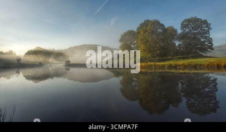 Des paysages automnaux à couper le souffle près d'Elterwater dans le Lake District enveloppés de brume tôt le matin Banque D'Images