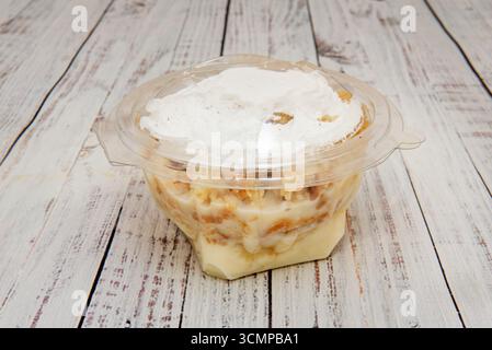 Gâteau au chocolat tres Leches avec une base d'éponge de cacao imbibée dans le mélange tres Leches et garnie de ganache au chocolat semi-weet Banque D'Images