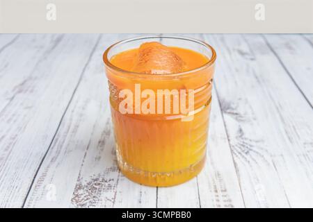 Verre rempli de jus d'orange naturel et de glaçons, prêt à déguster. Banque D'Images
