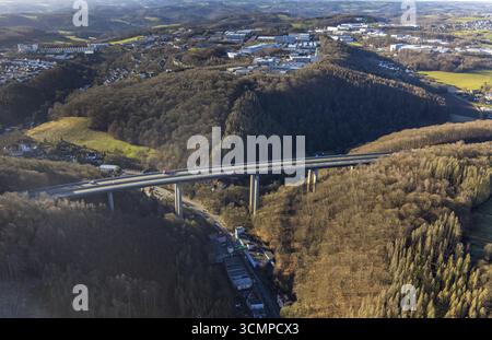 Photographie aérienne, travaux de construction avec renfort d'urgence sur le viaduc de Rahmede délabré et fermé de l'autoroute A45 Sauerlandlinie Banque D'Images