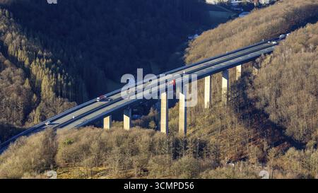 Photographie aérienne, travaux de construction avec renfort d'urgence sur le viaduc de Rahmede délabré et fermé de l'autoroute A45 Sauerlandlinie Banque D'Images