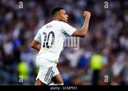 MADRID, ESPAGNE - 16 SEPTEMBRE : Kylian Mbappe du Real Madrid célèbre après avoir marqué le premier but de son équipe lors du match de phase MD1 de l'UEFA Champions League 2025/26 entre le Real Madrid C.F. et l'Olympique de Marseille à l'Estadio Santiago Bernabeu le 16 septembre 2025 à Madrid, Espagne. (Photo de QSP) Banque D'Images