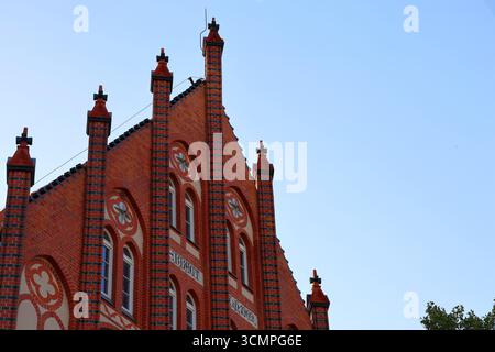 Architecture gothique en brique rouge avec Spire et éléments décoratifs Banque D'Images