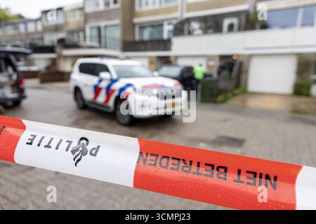 ALKMAAR - police dans une maison à Alkmaar où trois personnes ont été retrouvées mortes. La police dit qu'elle envisage actuellement tous les scénarios possibles. ANP MICHEL VAN BERGEN pays-bas Out - belgique Out Banque D'Images