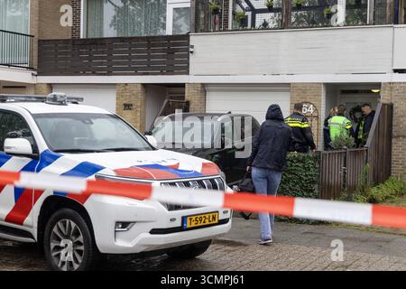 ALKMAAR - police dans une maison à Alkmaar où trois personnes ont été retrouvées mortes. La police dit qu'elle envisage actuellement tous les scénarios possibles. ANP MICHEL VAN BERGEN pays-bas Out - belgique Out Banque D'Images