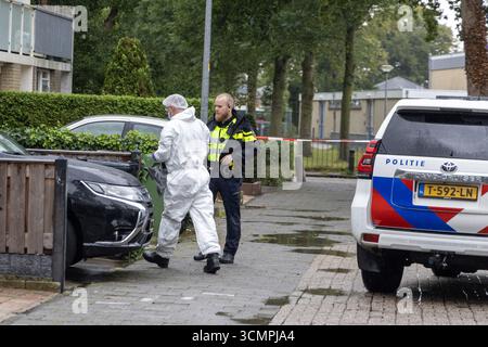 ALKMAAR - police dans une maison à Alkmaar où trois personnes ont été retrouvées mortes. La police dit qu'elle envisage actuellement tous les scénarios possibles. ANP MICHEL VAN BERGEN pays-bas Out - belgique Out Banque D'Images