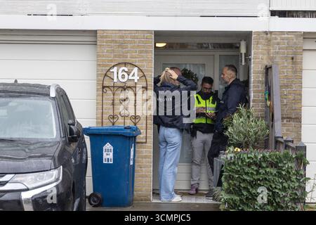 ALKMAAR - police dans une maison à Alkmaar où trois personnes ont été retrouvées mortes. La police dit qu'elle envisage actuellement tous les scénarios possibles. ANP MICHEL VAN BERGEN pays-bas Out - belgique Out Banque D'Images