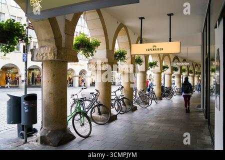 Magasins dans les arcades, Prinzipalmarkt, Münster, Rhénanie du Nord-Westphalie, Allemagne, Europe Banque D'Images