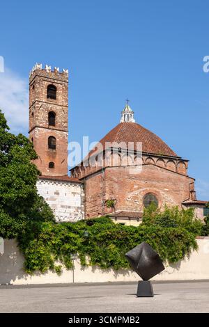 Vieux bâtiments et un clocher, avec des liens vers le Duomo di San Martino, à Lucques, Italie. Photographié depuis la Piazza Antelminelli. Banque D'Images