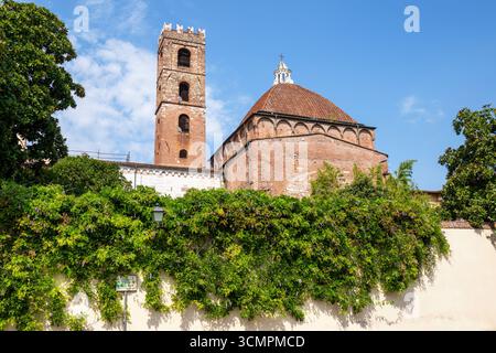 Vieux bâtiments et un clocher, avec des liens vers le Duomo di San Martino, à Lucques, Italie. Photographié depuis la Piazza Antelminelli. Banque D'Images