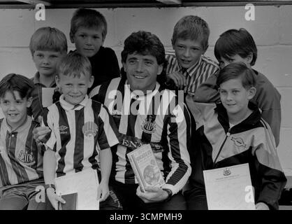 Kevin Keegan lance sa vidéo VHS Kevin Keegan's All Time Greatest Newcastle United Team avec l'aide de jeunes de St James' Park Banque D'Images