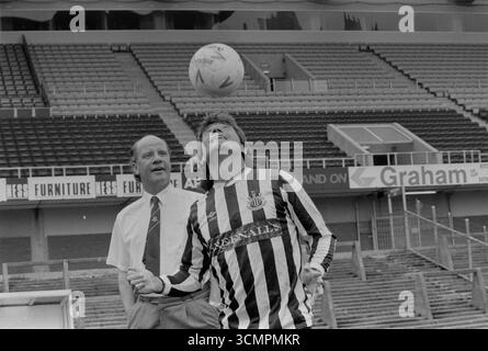 Kevin Keegan lance sa vidéo VHS de Kevin Keegan's All Time Greatest Newcastle United Team avec l'aide du manager Jim Smith à St James' Park Banque D'Images