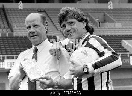 Kevin Keegan lance sa vidéo VHS de Kevin Keegan's All Time Greatest Newcastle United Team avec l'aide du manager Jim Smith à St James' Park Banque D'Images