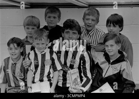 Kevin Keegan lance sa vidéo VHS Kevin Keegan's All Time Greatest Newcastle United Team avec l'aide de jeunes de St James' Park Banque D'Images