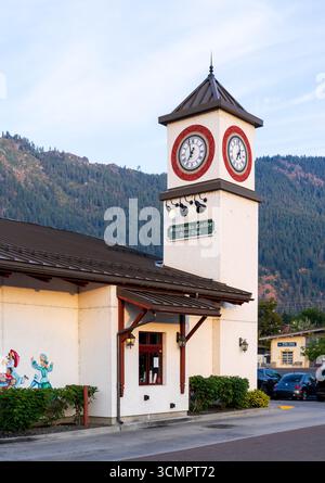 Leavenworth, WA - 25 août 2025 : Starbucks Coffee Store dans le village alpin allemand des Cascade Mountains dans l'État de Washington Banque D'Images