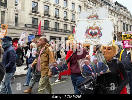 Londres, Royaume-Uni. 17 septembre 2025. De nombreuses personnes se rassemblent dans le centre-ville pour manifester contre la visite d'État du président américain Trump. Crédit : Patricia Bartos/dpa/Alamy Live News Banque D'Images