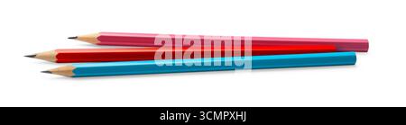 Trois crayons de graphite pointus isolés sur blanc Banque D'Images