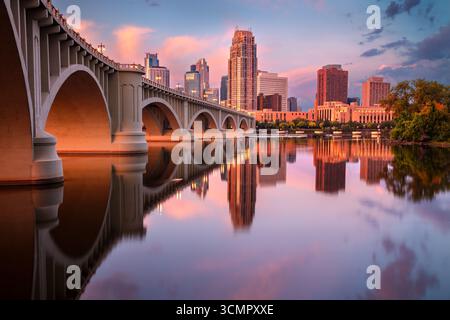 Minneapolis, Minnesota, États-Unis. Image de paysage urbain du centre-ville de Minneapolis, Minnesota, États-Unis avec reflet de l'horizon de la ville dans le fleuve Mississippi à Beaut Banque D'Images