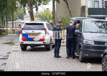 ALKMAAR - police dans une maison à Alkmaar où trois personnes ont été retrouvées mortes. La police dit qu'elle envisage actuellement tous les scénarios possibles. ANP MICHEL VAN BERGEN pays-bas Out - belgique Out Banque D'Images